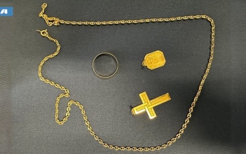 Denunciati per furto di oro a casa di un anziano: coinvolta la colf