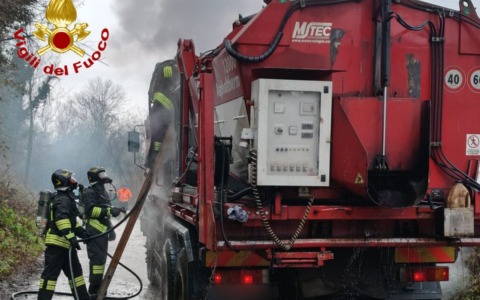 Fiamme su un autocarro a Gornate Olona, intervento dei Vigili del Fuoco