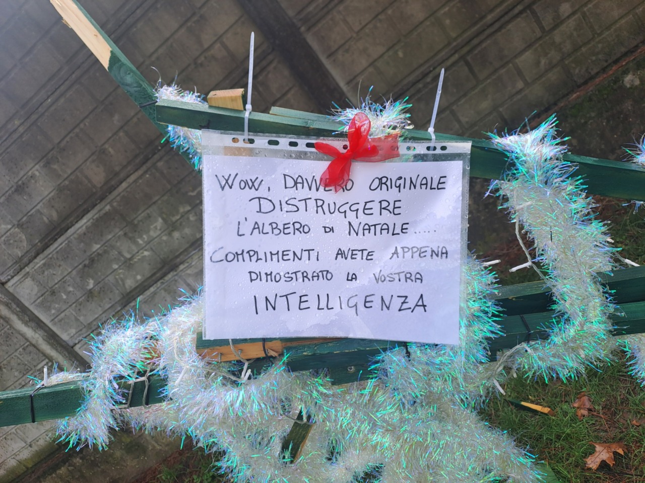 Il sindaco Pugliese esprime il suo disappunto: «Senso di comunità in crisi»