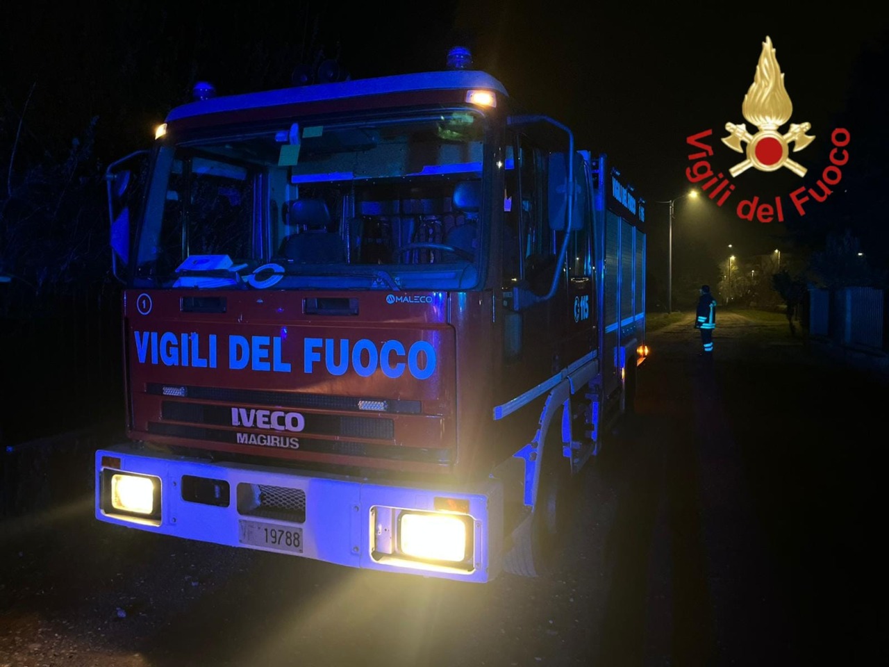 Incendio di un’auto in un box provoca allerta in via San Cristoforo