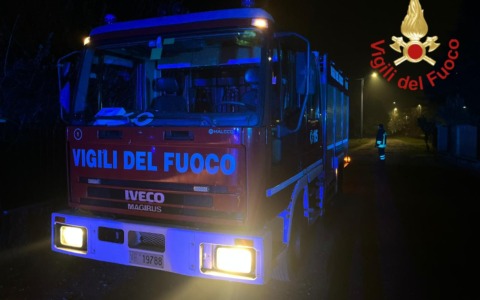 Incendio di un’auto in un box provoca allerta in via San Cristoforo