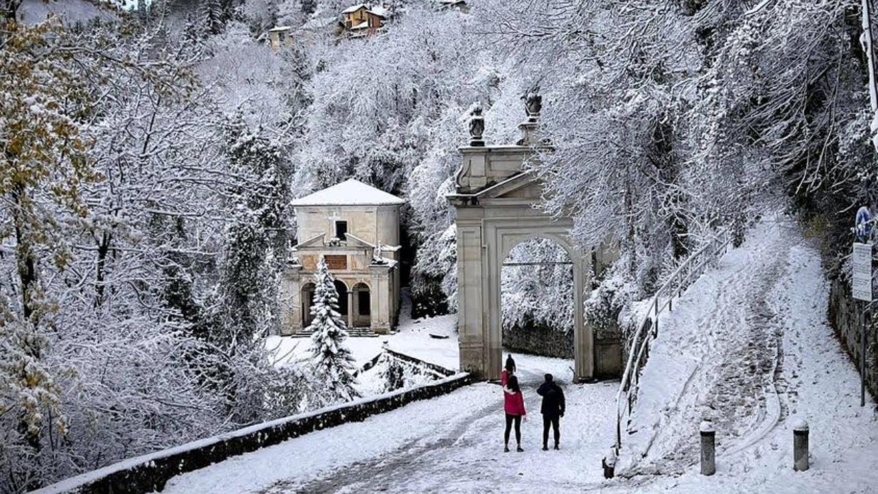 La tradizionale fiaccolata di fine anno al Sacro Monte di Varese
