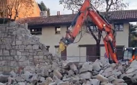 Partiti i lavori di demolizione del muro di cinta dell’ex Cantoni