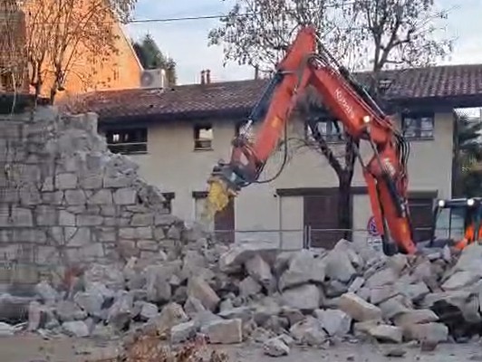 Partiti i lavori di demolizione del muro di cinta dell’ex Cantoni