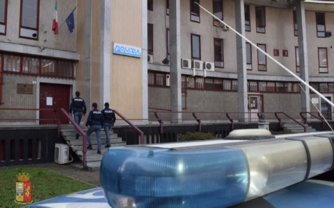 Un uomo strattona e bacia una bimba di 3 anni: arrestato per violenza sessuale