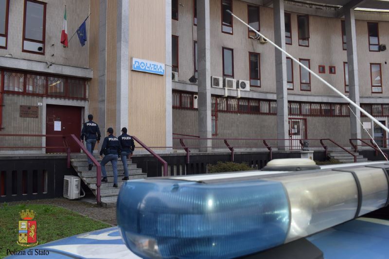 Un uomo strattona e bacia una bimba di 3 anni: arrestato per violenza sessuale