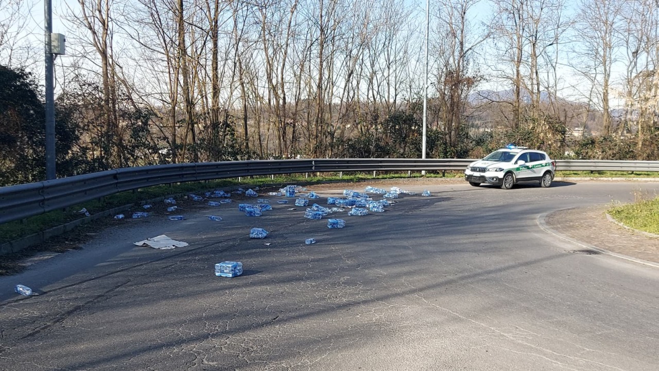 Camion perde carico d’acqua, rotonda invasa dalle bottiglie