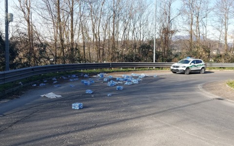 Camion perde carico d’acqua, rotonda invasa dalle bottiglie
