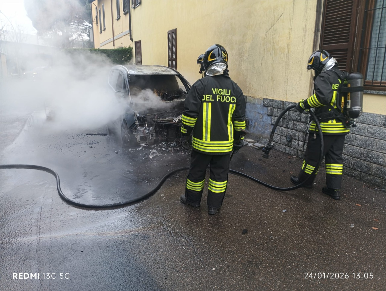Fiamme avvolgono un’auto a Saronno