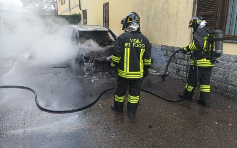 Fiamme avvolgono un’auto a Saronno
