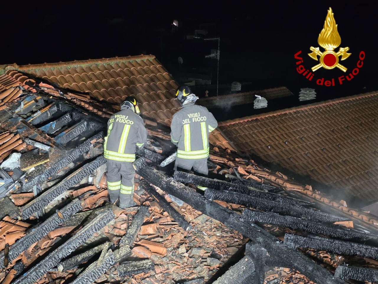 Incendio sul tetto di un’abitazione ad Albizzate: Vigili del fuoco in azione