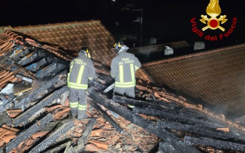 Incendio sul tetto di un’abitazione ad Albizzate: Vigili del fuoco in azione
