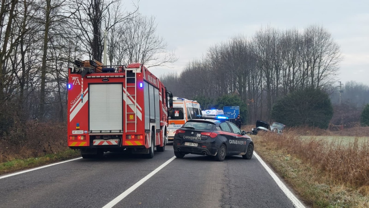 Incidente frontale in via Monte San Michele, la strada è stata chiusa