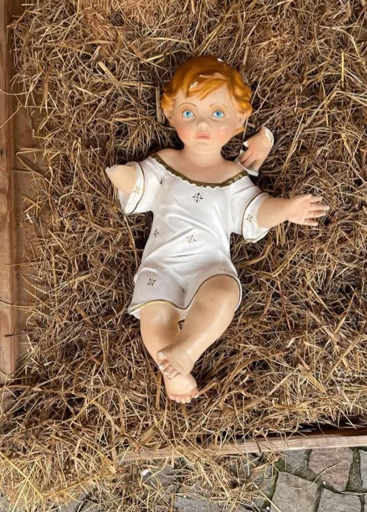 Vandali danneggiano il presepe di piazza San Bernardo a Castegnate
