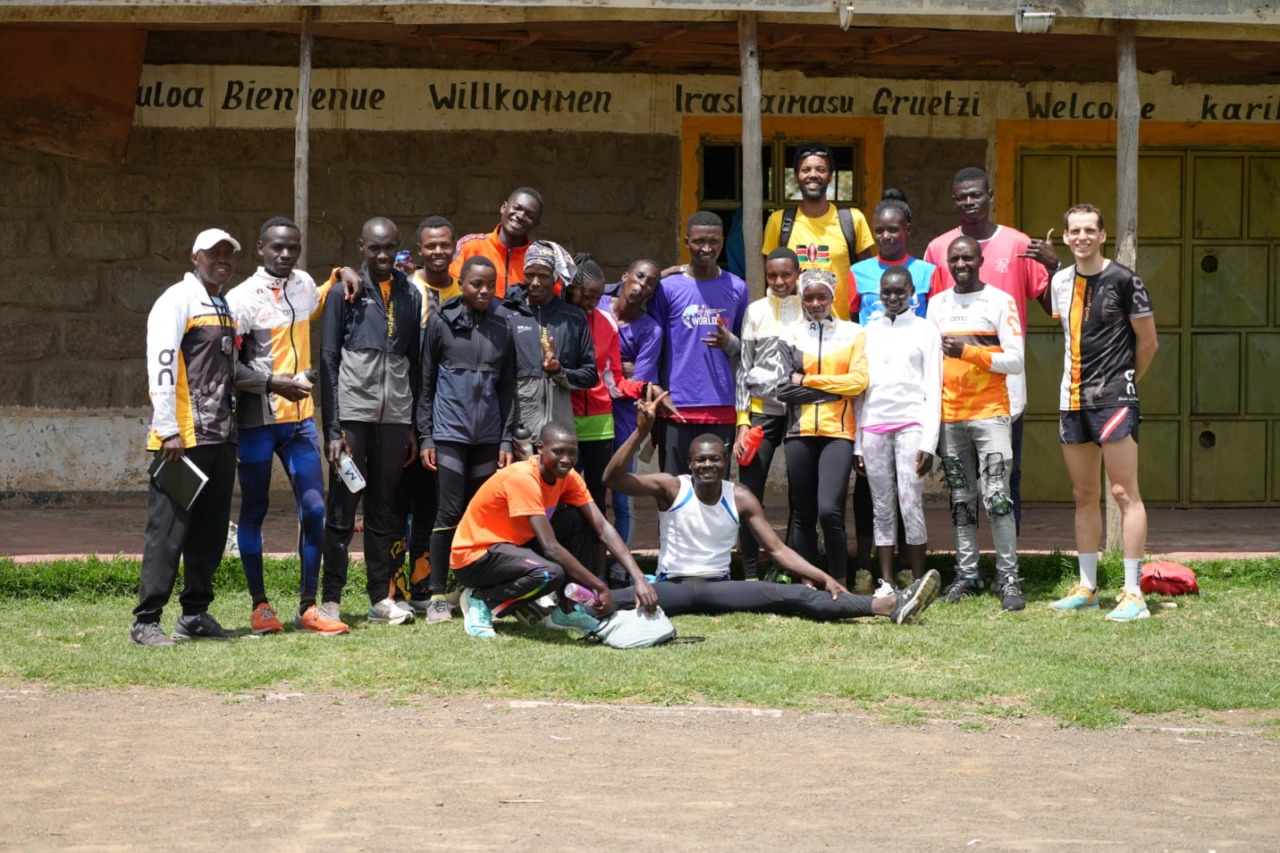 Alexander Wohoro torna in Kenya con scarpe e abbigliamento per i giovani atleti