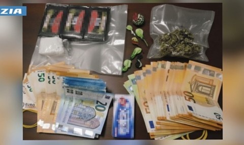 Arrestato 24enne con droga e 4mila euro in autostrada, minorenne denunciato