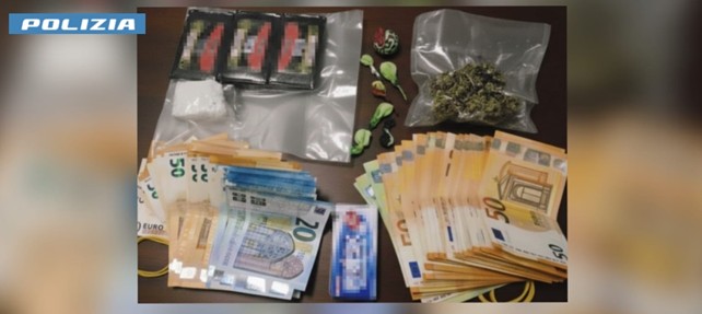Arrestato 24enne con droga e 4mila euro in autostrada, minorenne denunciato