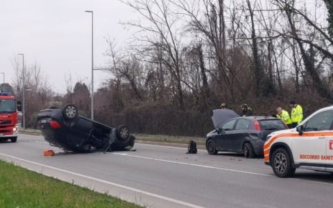 Auto ribaltata a Tradate, due donne ferite