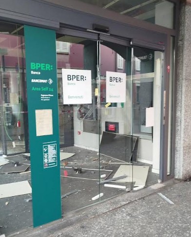 Furto alla filiale Biper di piazza Cavour a Fagnano Olona