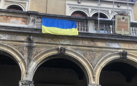 Il Comune di Saronno espone la bandiera Ucraina a quattro anni dall’inizio del conflitto