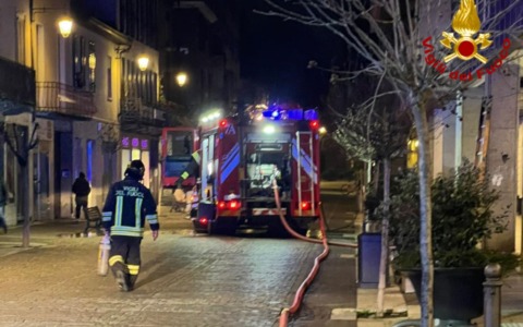 Incendio nella cucina di un ristorante: intervento dei pompieri