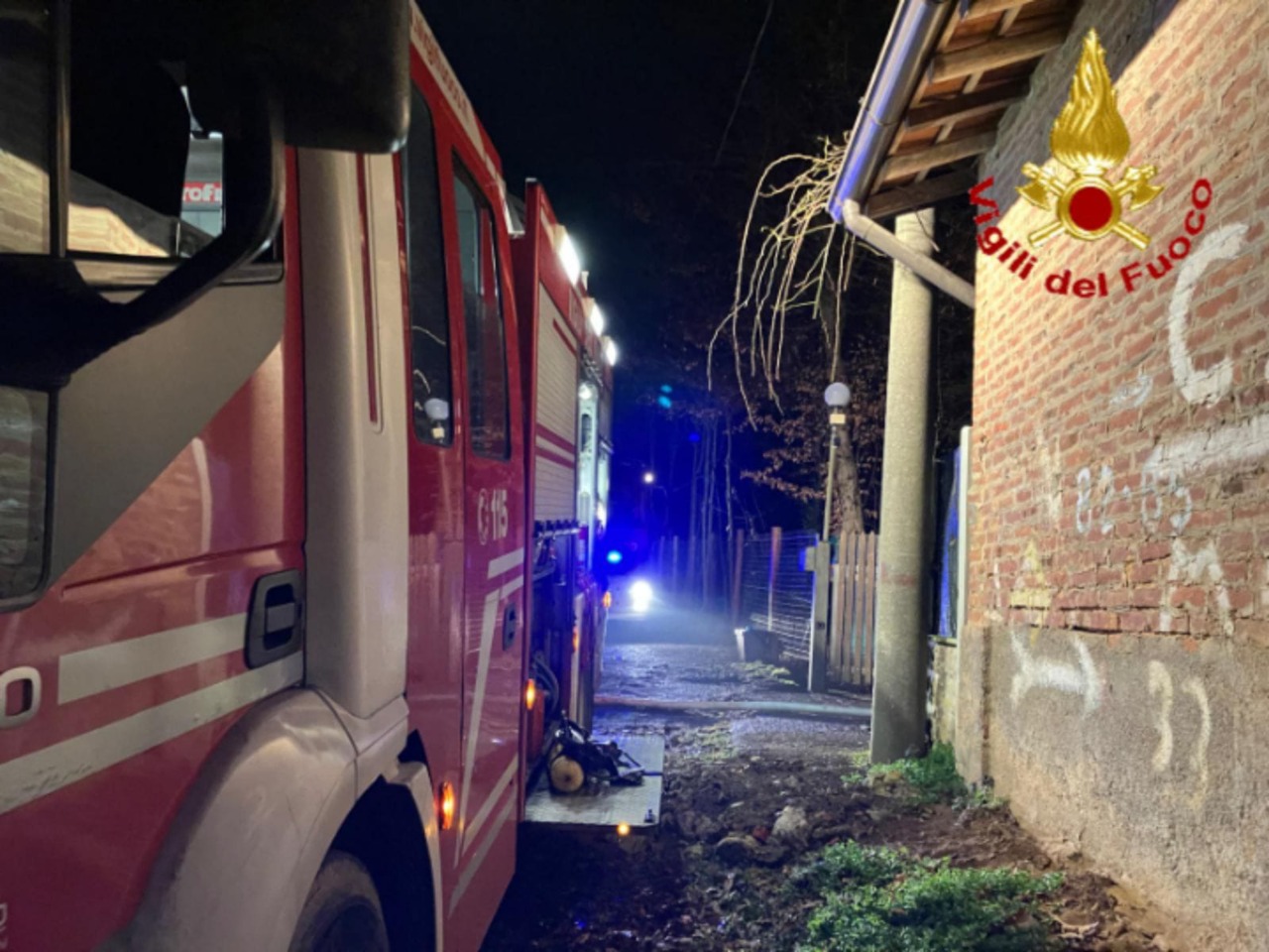 Incendio sul tetto di un’abitazione a Tradate: intervento complesso dei pompieri