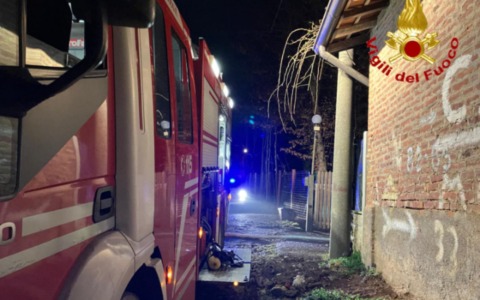 Incendio sul tetto di un’abitazione a Tradate: intervento complesso dei pompieri