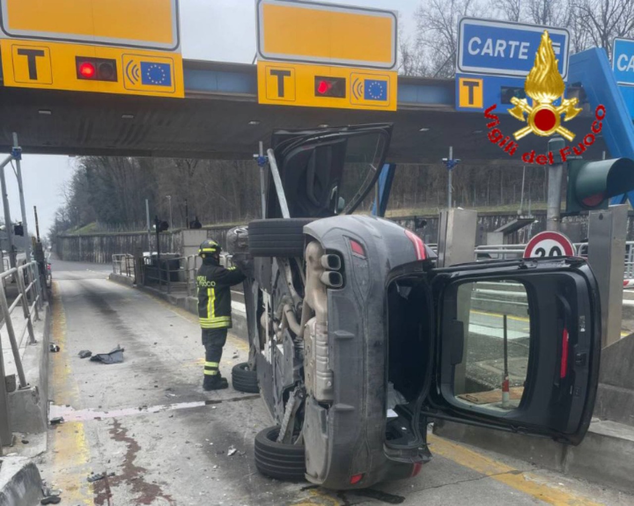 Incidente al casello di Gallarate: auto ribaltata e intervento dei Vigili del fuoco