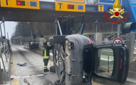 Incidente al casello di Gallarate: auto ribaltata e intervento dei Vigili del fuoco
