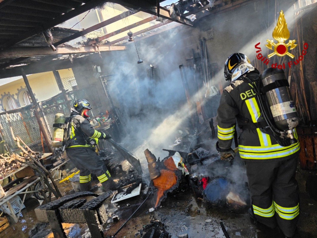 Intervento dei Vigili del Fuoco a Cassano Magnago per incendio in un box