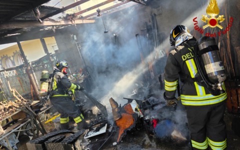 Intervento dei Vigili del Fuoco a Cassano Magnago per incendio in un box