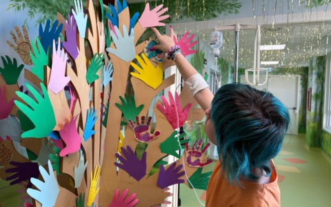 Le impronte dei bambini malati di cancro colorano la Neuropsichiatria