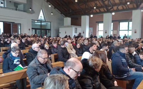 Oltre trecento persone partecipano al funerale di Emanuele Accomando, 24 anni