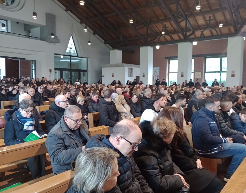 Oltre trecento persone partecipano al funerale di Emanuele Accomando, 24 anni