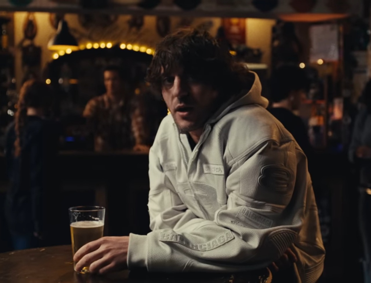 Rkomi e 22Simba girano il videoclip in un pub di Saronno