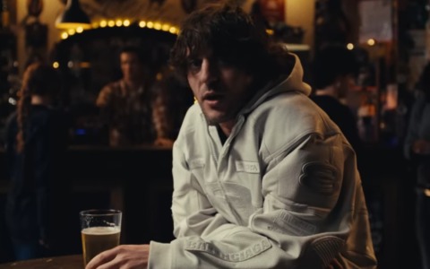 Rkomi e 22Simba girano il videoclip in un pub di Saronno