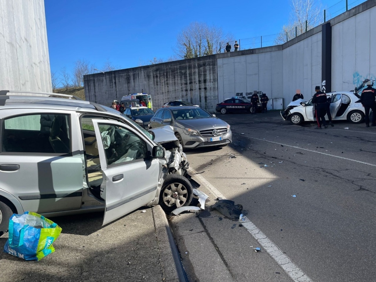 Schianto frontale nel sottopasso di Abbiate Guazzone: una donna ferita