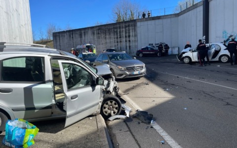 Schianto frontale nel sottopasso di Abbiate Guazzone: una donna ferita
