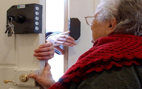 “Signora, dobbiamo controllare i suoi gioielli”: la truffa dei finti carabinieri