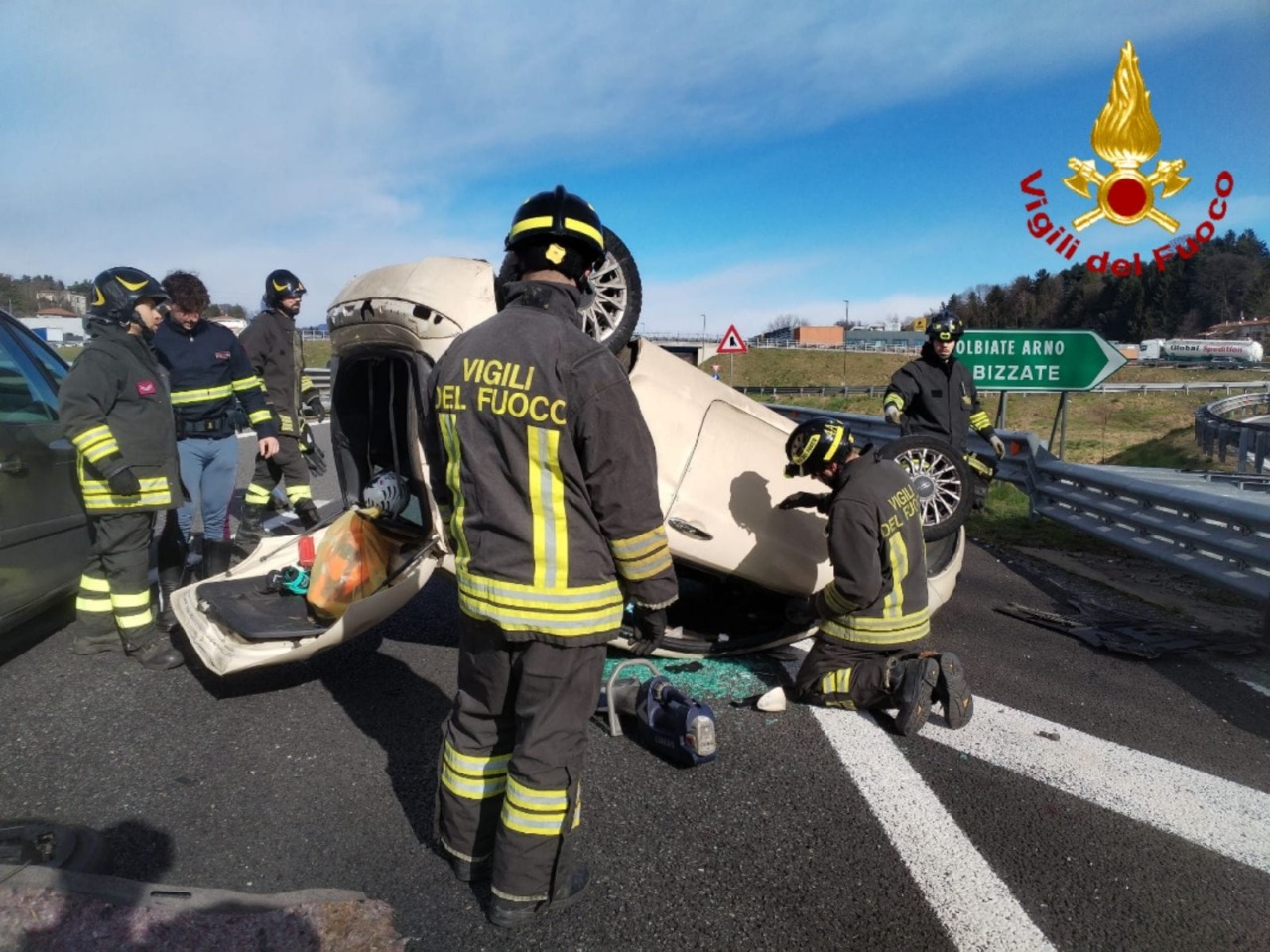 Svincolo A8: auto si ribalta in un incidente