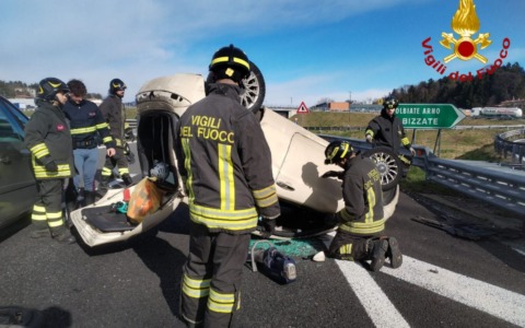Svincolo A8: auto si ribalta in un incidente