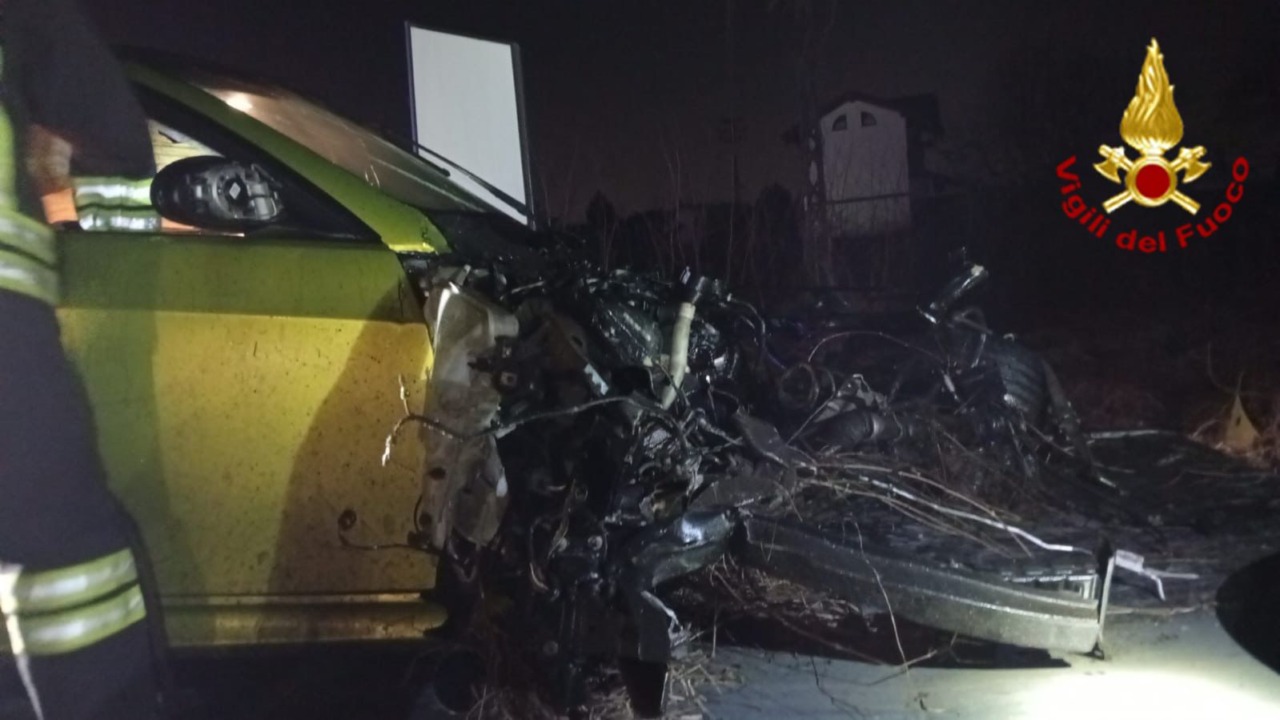 Un automobilista perde il controllo e si schianta contro un palo