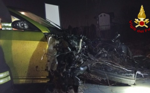 Un automobilista perde il controllo e si schianta contro un palo