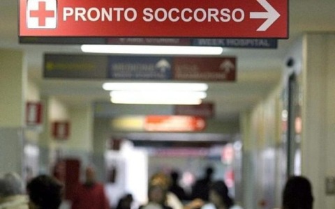 Arrestato un 38enne dopo violenti attacchi a agenti in ospedale di Como