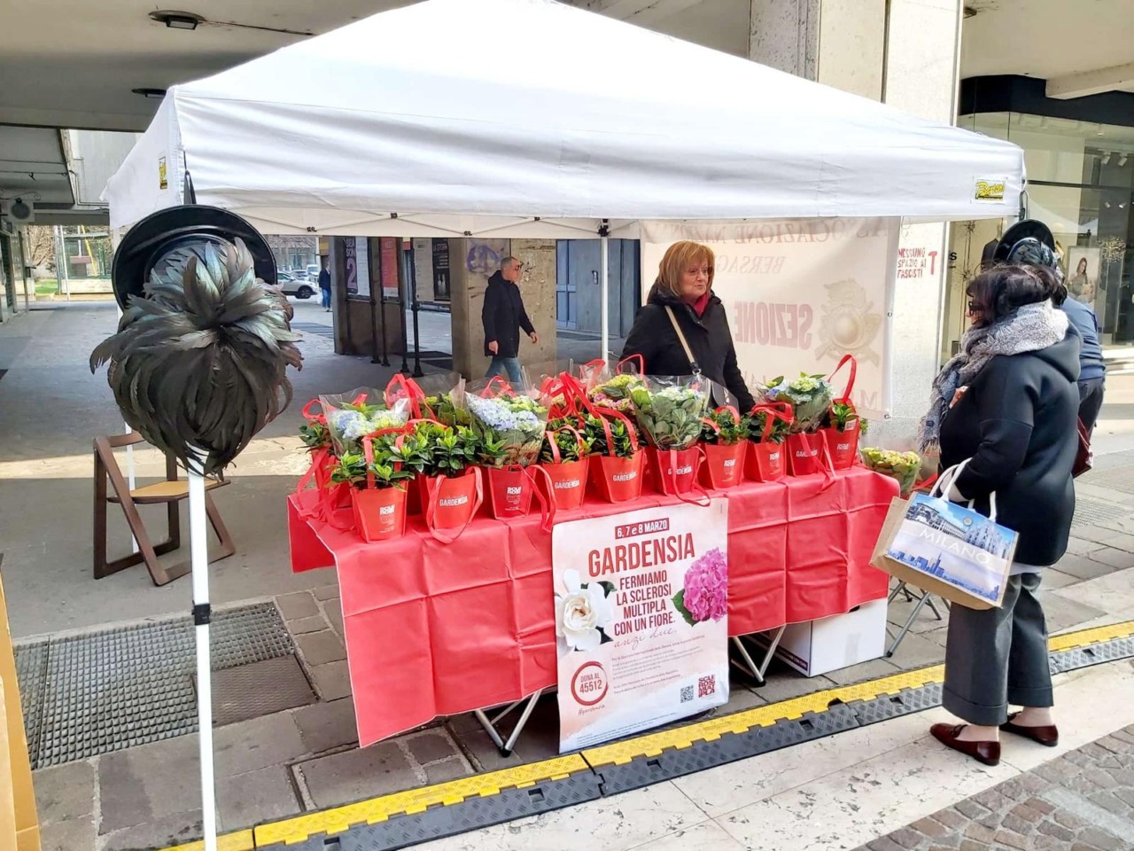 Bersaglieri in piazza per “Gardensia”: un fiore contro la sclerosi multipla