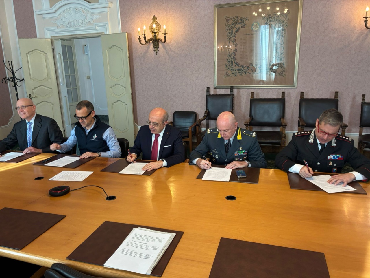 Consegnati i defibrillatori alle Forze dell’ordine per salvare vite