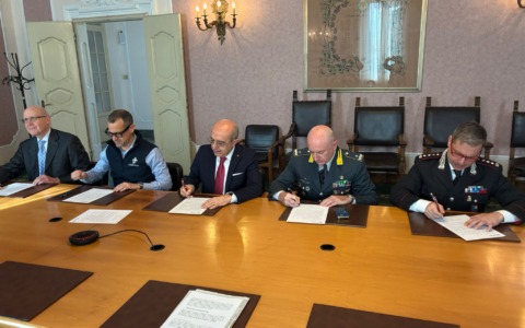 Consegnati i defibrillatori alle Forze dell’ordine per salvare vite