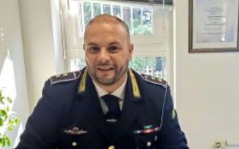 Deiezioni canine davanti al municipio: sanzioni in arrivo