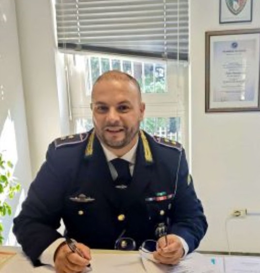 Deiezioni canine davanti al municipio: sanzioni in arrivo