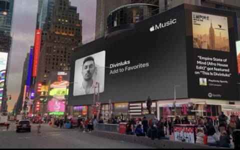 Divinluks conquista Times Square con un remix afro house